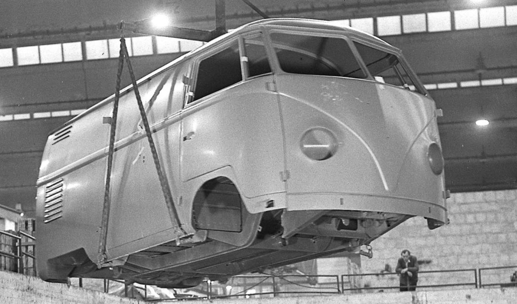 Kombi antigua en fábrica